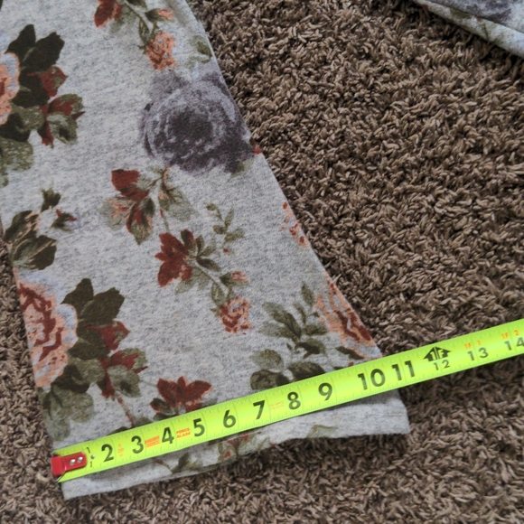 Flowy Women's Floral Sweater - Picture 9 of 9